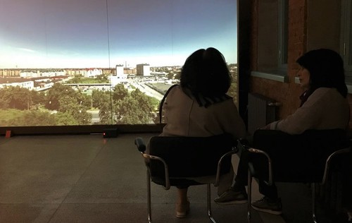 Посетители выставки смотрят видеоарт. Владикавказ, 14 ноября 2020 года. Фото Тамары Агкацевой для "Кавказского узла".