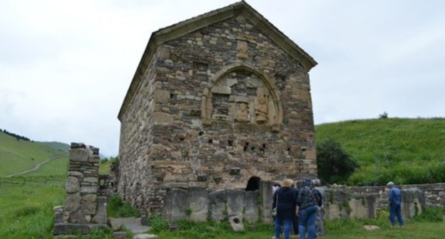 Туристы возле храма Тхаба-Ерды, фото: By Legioner2016, https://commons.wikimedia.org/w/index.php?curid=84372562з