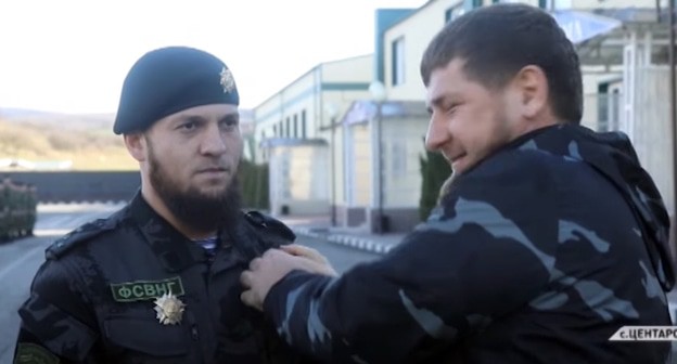 Рамзан Кадыров награждает орденом Кадырова. Кадр видео 
ЧГТРК "Грозный" https://www.youtube.com/watch?v=83weKhqsbyg&feature=emb_logo