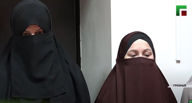 Видеосюжет о «воспитательной беседе» муфтия Чечни и начальника грозненского отдела полиции с девушками, которые носили никаб. Стоп-кадр видео ЧГТРК "Грозный" https://www.youtube.com/watch?v=SaHUSbalpGU
