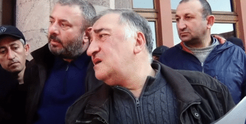 Родители солдат на акции в Ереване. Стопкадр видео канала NEWS AM, www.youtube.com/watch?v=NBBcvWjIZi4&feature=emb_logo