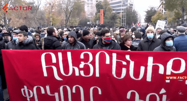 Митинг в Ереване 5 декабря 2020 года. Стоп-кадр прямой трансляции: https://youtu.be/ZCEfEWL41g8