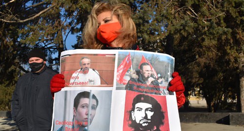 Участница акции в поддержку политзаключенных. Таганрог, 6 декабря 2020 года. Фото Константина Волгина для "Кавказского узла".