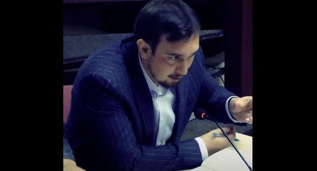 адвокат Зарифы Саутиевой Билан Дзугаев. Стоп-кадр видео канала YouTube 
Руслан Албаков-Мяршхи https://www.youtube.com/watch?v=uIC90he0FOg