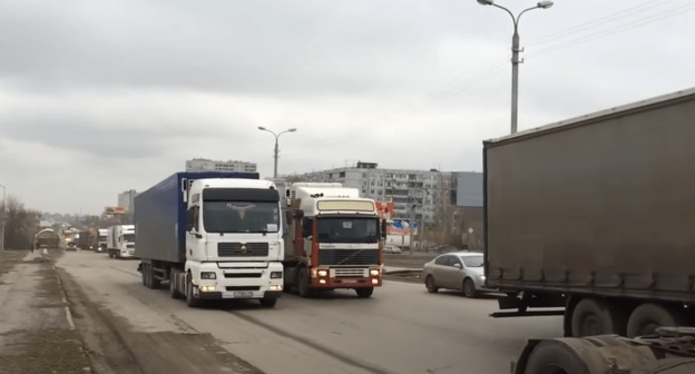 Фуры протестующих дальнобойщиков в Волгограде. Скриншот видео https://youtu.be/SjCnyTbO0Go
