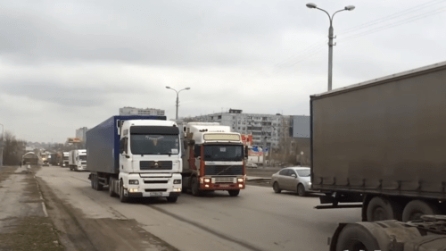 Фуры протестующих дальнобойщиков в Волгограде. Скриншот видео https://youtu.be/SjCnyTbO0Go