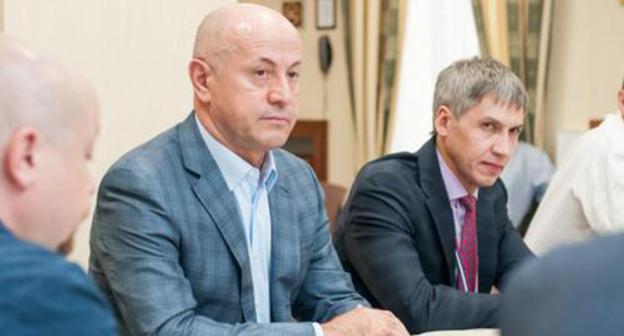 Магомедрасул Омаров (в центре). Фото: Пресс-служба партии "Родина" http://rodina.ru