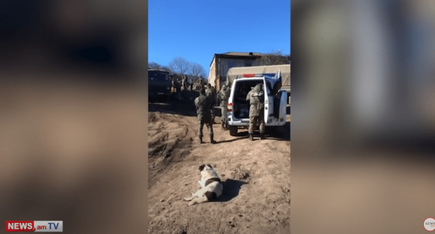 Российские миротворцы в селе Шурнух. 2 января 2020 года. Стоп-кадр видео: https://youtu.be/rOdPXz3Hoh0