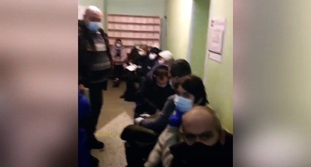 Очередь в Михайловской ЦРБ. Кадр видео 
Высота 102 https://www.youtube.com/watch?v=oTvweZ9VRng&feature=emb_logo