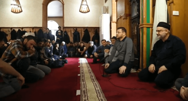 Салман Дадаев на встрече с алимами поселка Тарки и местными жителями. Стоп-кадр видео https://www.instagram.com/p/CJvo_A3oFKz/