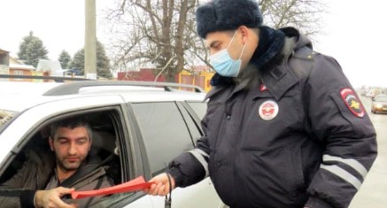 Сотрудник ДПС на дороге. Фото: пресс-служба УГИБДД по Северной Осетии https://гибдд.рф/r/15/news/item/22159829