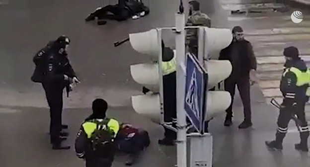 На месте нападения на силовиков в Грозном. 28 декабря 2020 года. Стоп-кадр видео  Telegram-канал BAZA