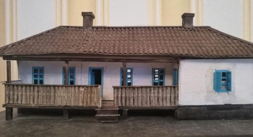 Макет дома, экспонат выставки. Фото Артура Битокова.