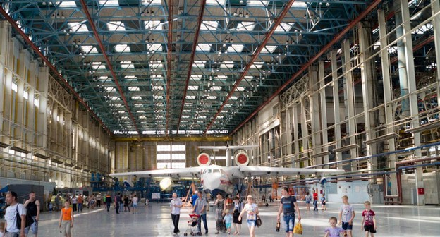 Корпус Таганрогского авиационного научно-технического комплекса имени Г. М. Бериева. Фото Alexandr Meshkov https://ru.wikipedia.org/wiki/Таганрогский_авиационный_научно-технический_комплекс_имени_Г._М._Бериева#/media/Файл:Beriev_aircraft_factory_Taganrog-1.jpg