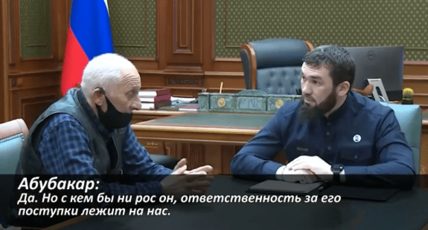 Дядя Джумаева (слева) и Магомед Даудов (справа). Стоп-кадо видео https://www.instagram.com/p/CKmH8lRq4h7/