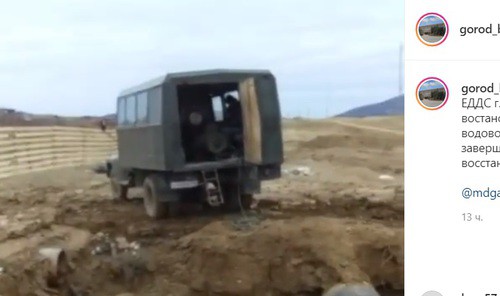 Ремонтные работы на водопроводе в Буйнакске. Скриншот кадра видео на странице мэрии Буйнакска в Instagram. https://www.instagram.com/p/CKn_x52IXET/