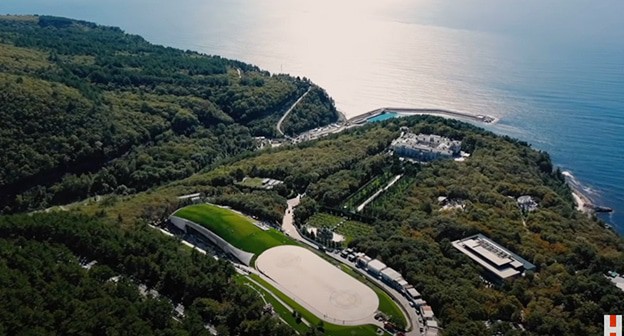 "Дворец Путина". Фото: Скриншот видео "Алексей Навальный"
https://www.youtube.com/watch?v=ipAnwilMncI