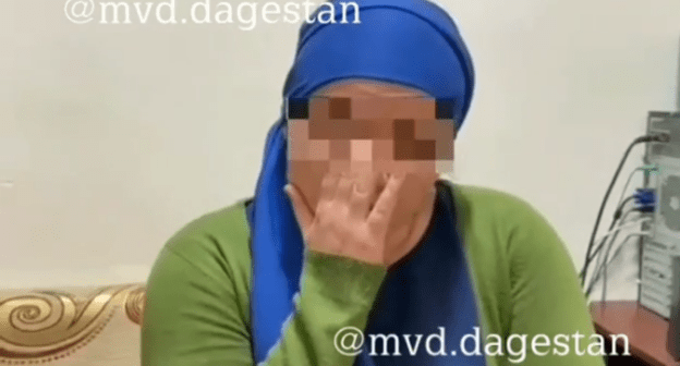 Стоп-кадр видео допроса женщины в полиции Дагестана в связи с заявлением о подмене тел новорожденных куклами, https://www.instagram.com/p/CLJm756KTHL/