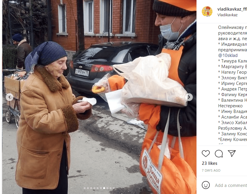 Раздача пончиков во Владикавказе волонтерами фонда "Пища жизни". Скриншот публикации 6 февраля 2021 года, https://www.instagram.com/p/CK8yjXFF-NP/