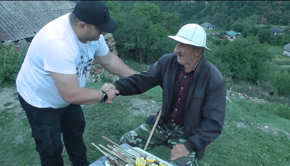 Благотворительная акция Аслана Габуева. Стоп-кадр видео https://www.instagram.com/p/CEwkjy-nfQt/