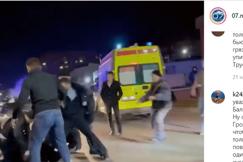 Скриншот кадра видео драки в Нальчике в паблике 07.news в Instagram. https://www.instagram.com/p/CLU4zIKqHoD/c/17842722335533708/