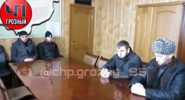 Жителей Ачхой-Мартановского района отчитывают в полиции за поддержку интернет-публикаций с критикой властей Чечни. Стоп-кадр видео https://www.instagram.com/p/CLW_tomHt2q/