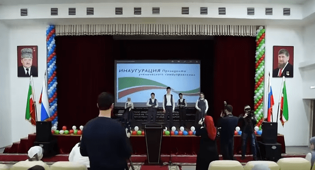 Церемония инаугурации Адама Кадырова. Стоп-кадр сюжета ЧГТРК "Грозный", https://youtu.be/uHI2LaOtlT4