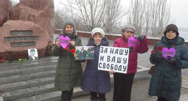 Волгоградские активисты у памятника жертвам политическим репрессий. 27 февраля 2021 года. Фото Татьяны Филимоновой для "Кавказского узла".
