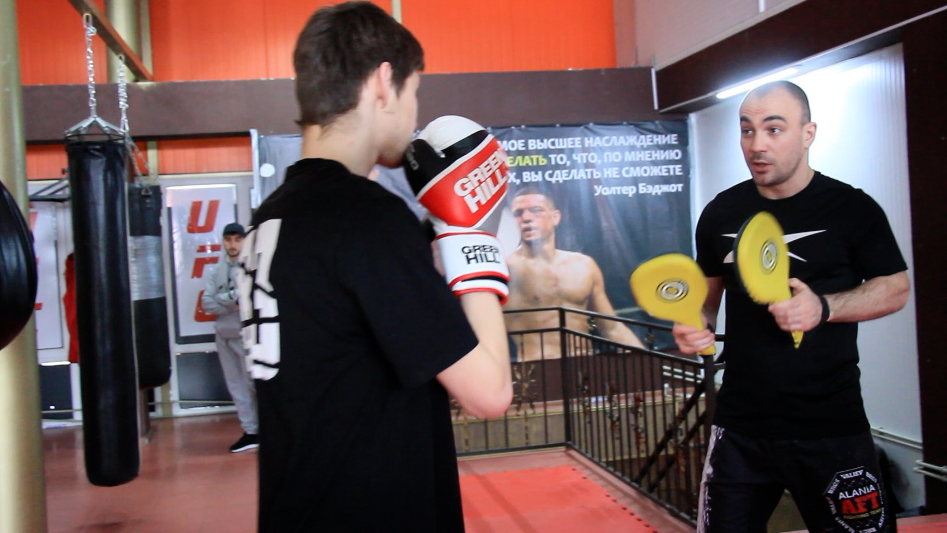 Чермен Кобесов (справа) проводит тренировку в своем спортзале во Владикавказе