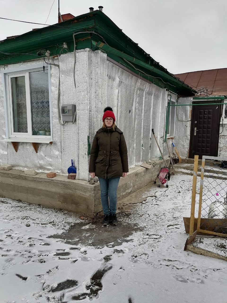 Виктория Скороходова у старого дома. Фото предоставлено Викторией Скороходовой