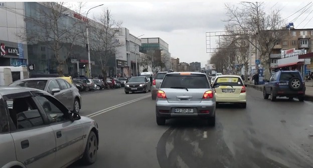 автопробег против повышения цен на горючее, участие в которых приняли водители микроавтобусов, таксисты и простые владельцы автомобилей в Тбилиси. Кадр видео 
Sputnik Georgia - все о Грузии https://www.youtube.com/watch?v=N_CmVbQLRoA.