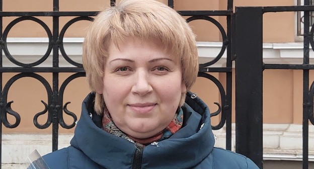 Галина Паркова у входа в Ростовский облсуд. Фото Константина Волгина для "Кавказского узла" 
