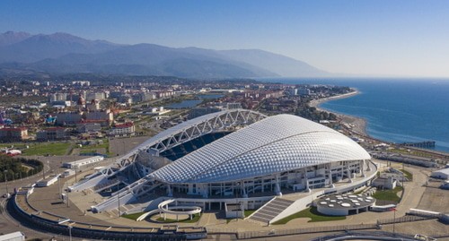 Стадион "Фишт" в Сочи. Фото: Автор: Arne Müseler / www.arne-mueseler.com, https://commons.wikimedia.org/w/index.php?curid=84108690