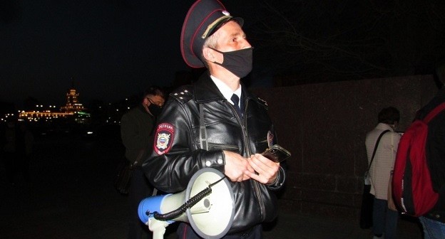 Полицейский с мегафоном на акции протеста в Волгограде, 21 апреля 2021 года. Фото Вячеслава Ященко для "Кавказского узла".