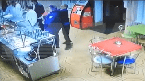 Стоп-кадр видео нападения на помощника прокурора в Черкесске, https://t.me/bazabazon