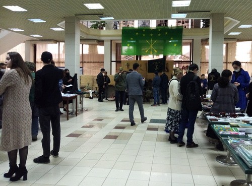 Жители Нальчика на выставке изделий с черкесской символикой и предметов адыгской старины 25 апреля 2021 года. Фото Людмилы Маратовой для «Кавказского узла»