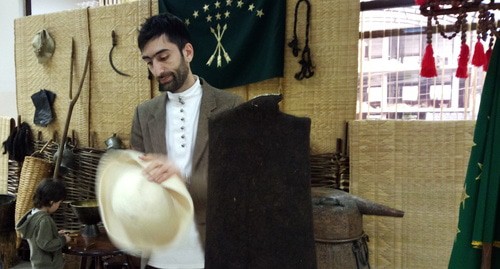 Идар Ципинов демонстрирует свои экспонаты на выставке в Нальчике 25 апреля 2021 года. Фото Людмилы Маратовой для «Кавказского узла»