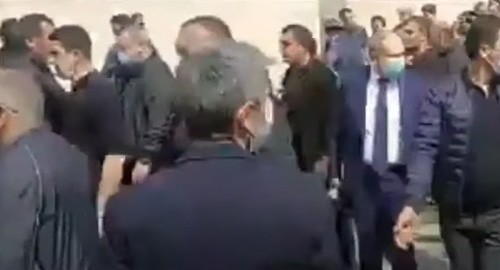 Жители Сюникской области, выступающие за отставку премьер-министра Армении, преградили дорогу кортежу Никола Пашиняна. Кадр видео  
Novosti-Armeniahttps://www.youtube.com/watch?v=UZq2Hkwnvtg&t=3s 