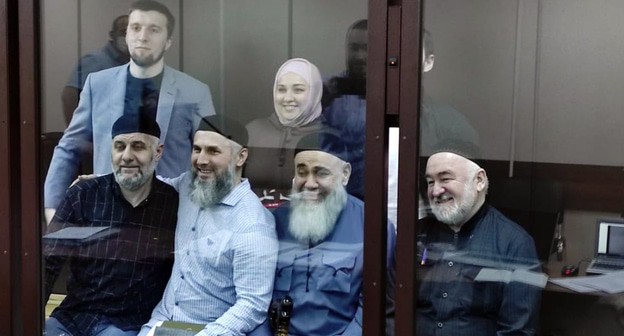 Фигуранты ингушского дела:   Исмаил  Нальгиев и  Зарифа 
 Саутиева (сверху)  Барах Чемурзиев,  Муса  Масальгов,  Ахмед  Барахоев и  Малсаг Ужахов. Фото "Кавказского узла"
