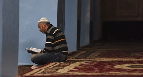 Верующий во время молитвы. Фото Елены Синеок, Юга.ру