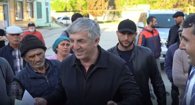  Хизри Абакаров в селе Хазар дербенсктго района Дагестана. Кадр видео канала Хизри Абакарова https://www.instagram.com/p/CObTgrPqh25/