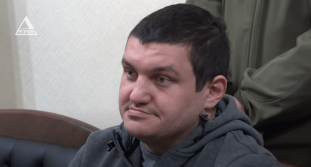 Помощник президента Абхазии Ахра Авидзба. Стоп-кадр видео https://youtu.be/OT7sXeEXt6A