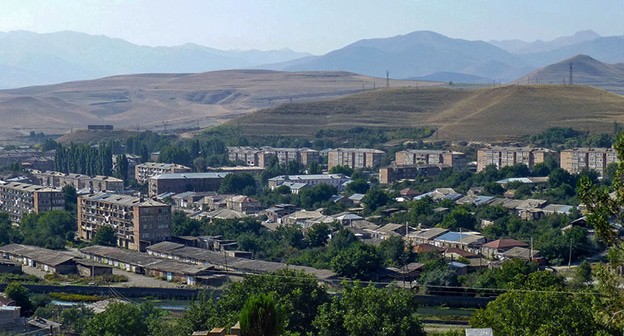 Город Сисиан Сюникской области Армении. Фото: CC BY-SA 4.0 / Ji-Elle / Cimetière de Sissian (cropped, resized and color corrected)

