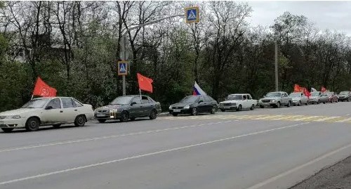 Автопробег 9 мая в Новошахтинске .Фото: Александр Гармашов https://ovdinfo.org/express-news/2021/05/16/kommunista-iz-rostovskoy-oblasti-oshtrafovali-na-20-tysyach-rubley-za

