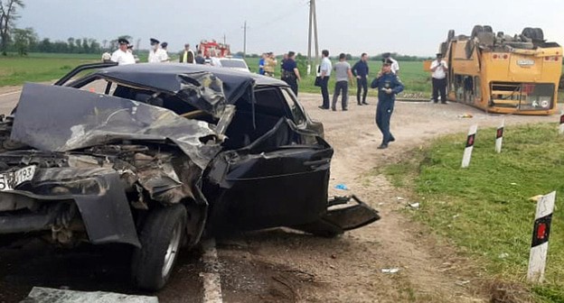 Последствия столкновении "Лады" со школьным автобусом на Кубани 17.05.2021. Фото: Пресс-служба ГУ МВД РФ по Кубани
