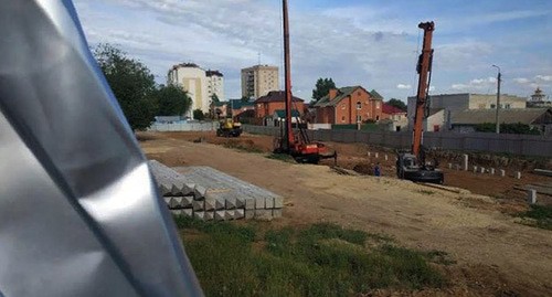 Техника для забоя свай на участке в третьем микрорайоне, отведенном под строительство нового дома. Элиста, 30 мая 2021 г. Фото Бадмы Бюрчиева для "Кавказского узла