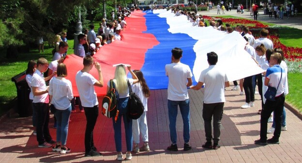 Флешмоб с российским флагом в Волгограде 12 июня 2021 года. Фото Вячеслава Ященко для "Кавказского узла"