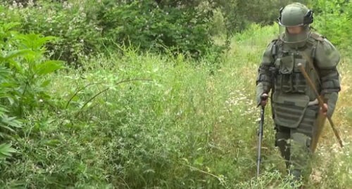 Осмотр территории прокладки водопровода саперами. Фото пресс-службы МО России