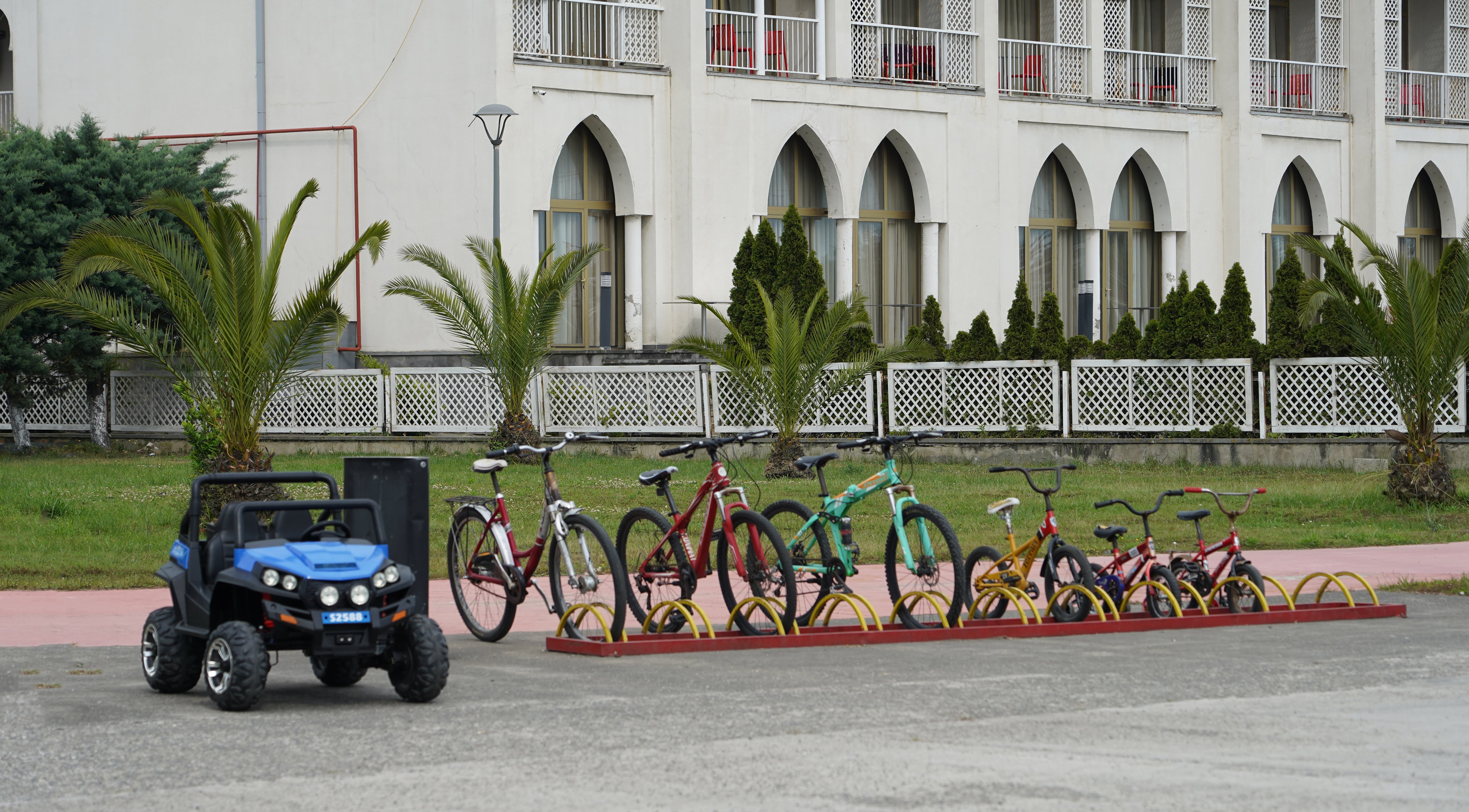 Прокат велосипедов и детских машин. Фото: Давид Пипиа