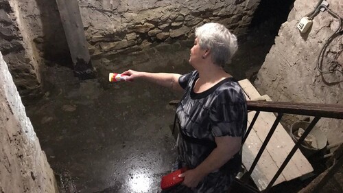 Жительница дома в Красном Сулине демонстрирует затопленный подвал. Фото Вячеслава Прудникова для "Кавказского узла"